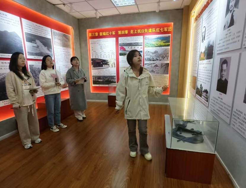2 红十军精神展厅评委倾听同学讲解 米子潺摄